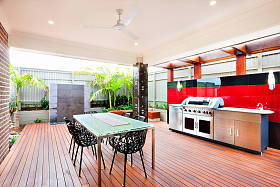 屋顶与表周围的木柱子外面露台区