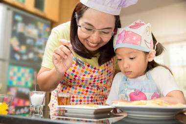 母亲和女儿喜欢在厨房里做煎