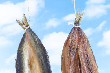 傳統(tǒng)上熏藍(lán)藍(lán)的天空背景上的 kippered 的鯡