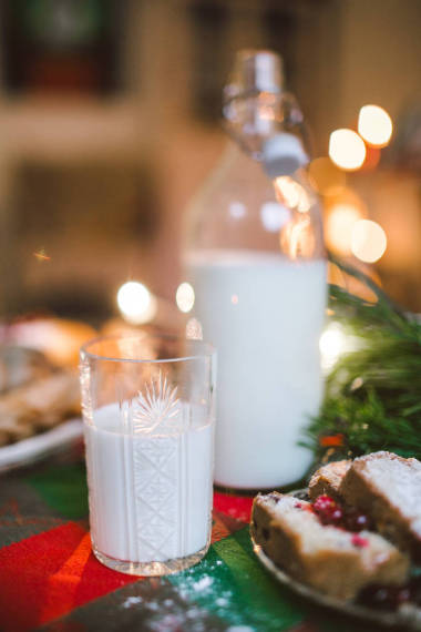 节日晚餐蛋糕装饰的圣诞餐桌上的果酱