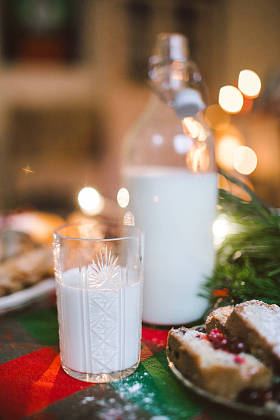 节日晚餐蛋糕装饰的圣诞餐桌上的果酱