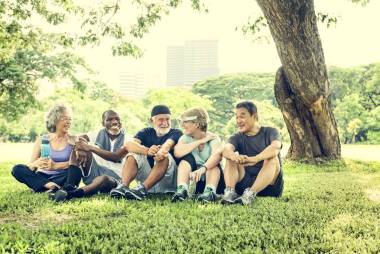 在公園的嬉戲老年朋友