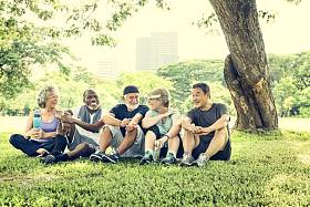 在公园的嬉戏老年朋友