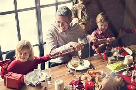 家庭餐桌充满节日的晚宴