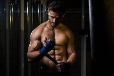 踢拳擊手帶子放到他的手