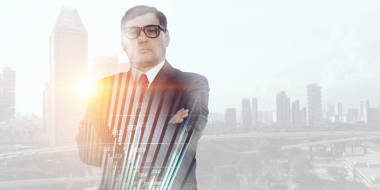 他很有經(jīng)驗，有信心。混合媒體