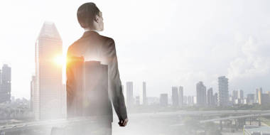 在现代城市背景下的商人。混合媒体