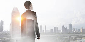 在现代城市背景下的商人。混合媒体