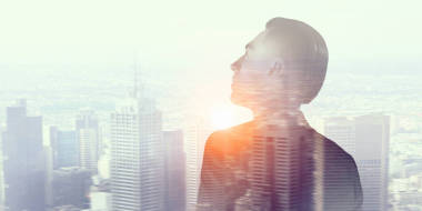 在现代城市背景下的商人。混合媒体