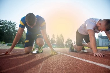 準(zhǔn)備在田徑比賽的人照片