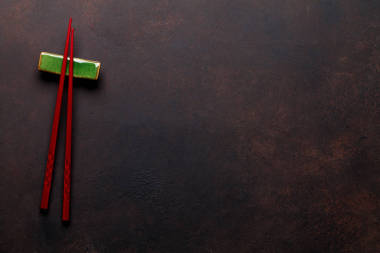 在石桌上的壽司筷子