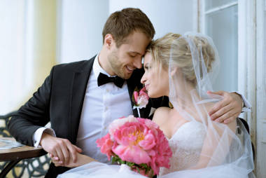 美麗的夫婦擁抱