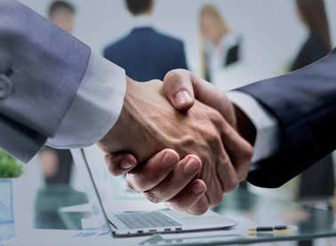 在工作环境中的商务男士的成功握手 在工作环境中的商务男士的成功握手