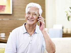 高级亚洲人打个电话