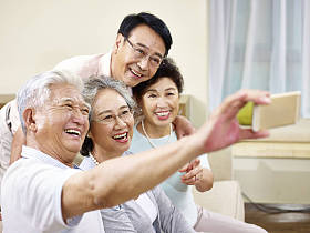 两个高级亚洲夫妇采取自拍照图片