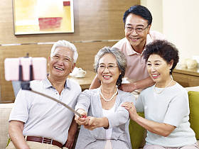 两个高级亚洲夫妇采取自拍照