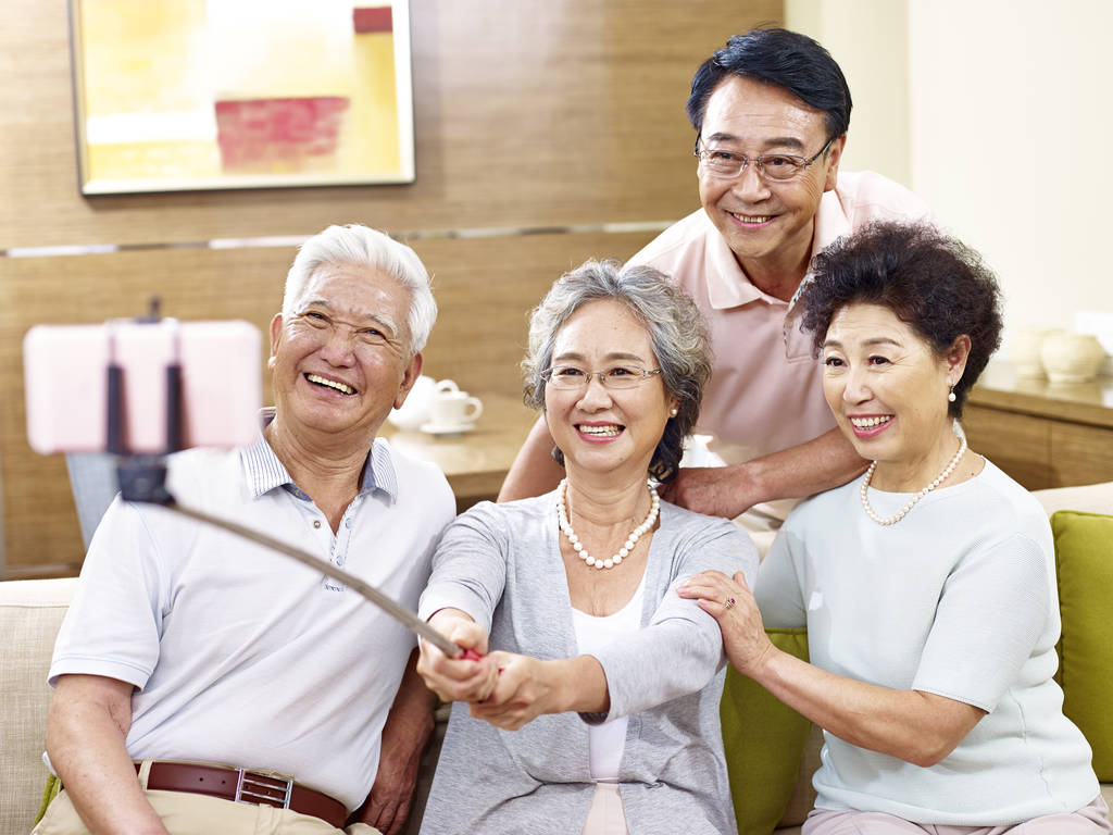 两个高级亚洲夫妇采取自拍照