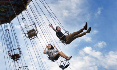 快樂的朋友繞著旋轉(zhuǎn)木馬