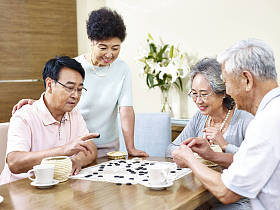 老年人在家里下围棋图片