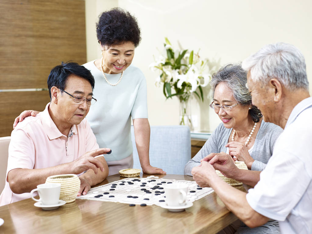 老年人在家里下围棋图片