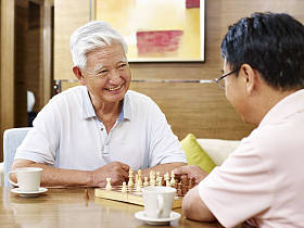高级亚洲男性下棋图片