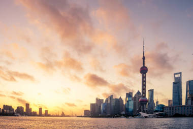 現(xiàn)代化的辦公大樓在上海日出