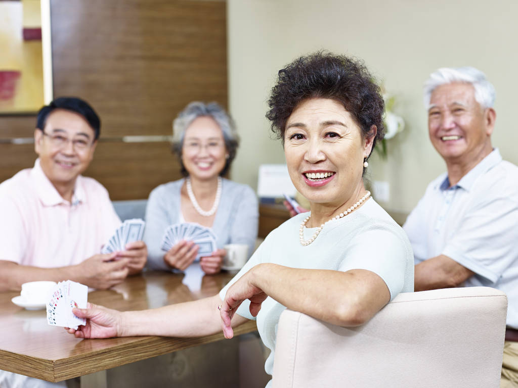 在纸牌游戏中的高级亚洲女人
