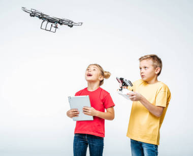 孩子們使用數(shù)字平板和 hexacopter 無人機(jī)