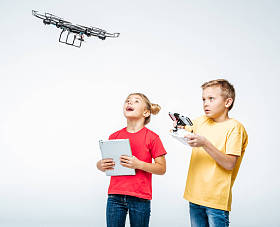 孩子们使用数字平板和 hexacopter 无人机