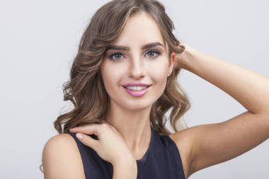 溫柔的女孩，摸她的肩膀上圖片