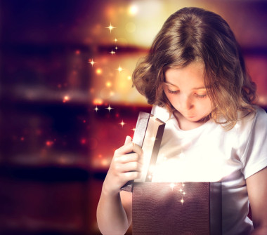 打開禮物的快樂女孩