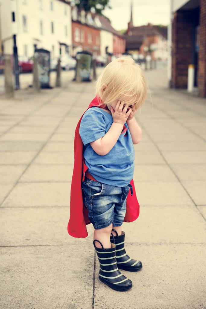 超级英雄小男孩弄哭照片