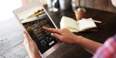 人類手牽數(shù)字平板電腦