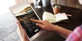 人类手牵数字平板电脑