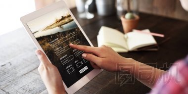 人類手牽數(shù)字平板電腦