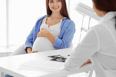 年輕孕婦就診圖片