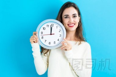 女人抱著時(shí)鐘，顯示近 12