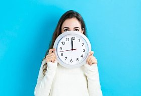 女人抱着时钟，显示近 12图片