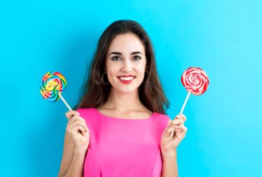 年轻女子控股棒棒糖图片 年轻女子控股棒棒糖图片