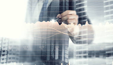 他的業(yè)務(wù)成長(zhǎng)和進(jìn)步。混合媒體