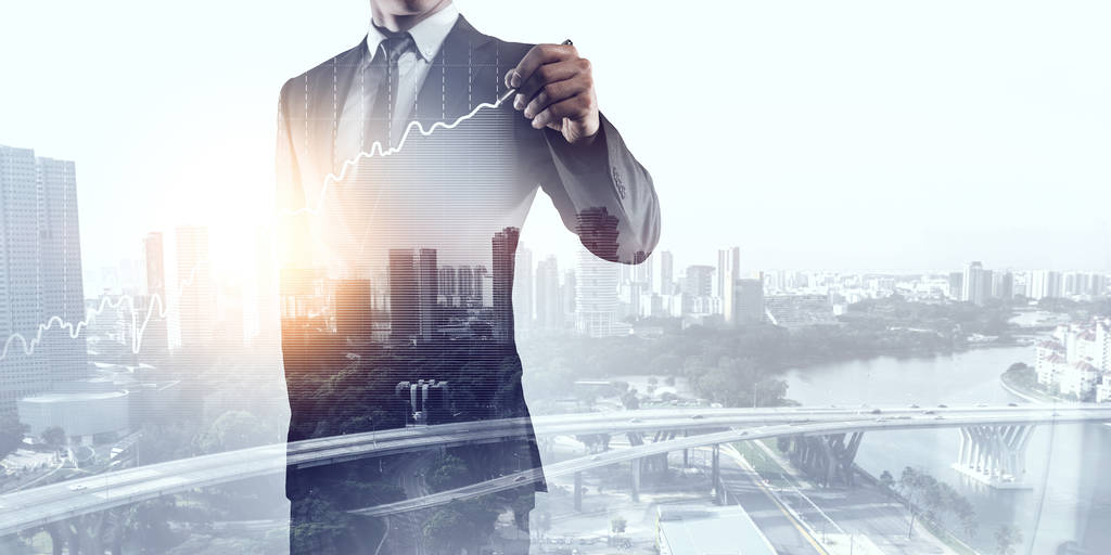 在现代城市背景下的商人。混合媒体 在现代城市背景下的商人。混合媒体