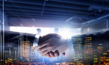 握手的伙伴。混合媒体图片