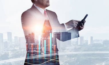 高級商人使用平板電腦。混合媒體