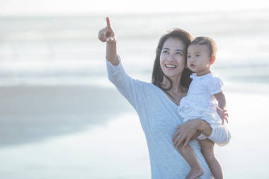 快樂媽媽和寶寶在夕陽圖片