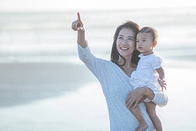 快乐妈妈和宝宝在夕阳图片