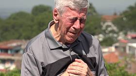 哭泣的老人或高级