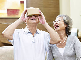 高级亚洲夫妇尝试 vr 设备