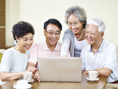 高级亚洲朋友聚会在家里图片