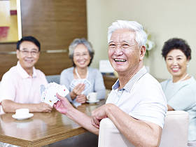高级的亚洲人，和朋友一起打