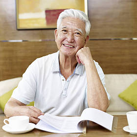 高级亚洲人在书房看书